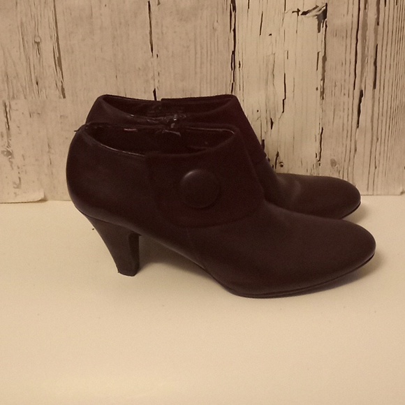 Shoes - Picture 3 of 4